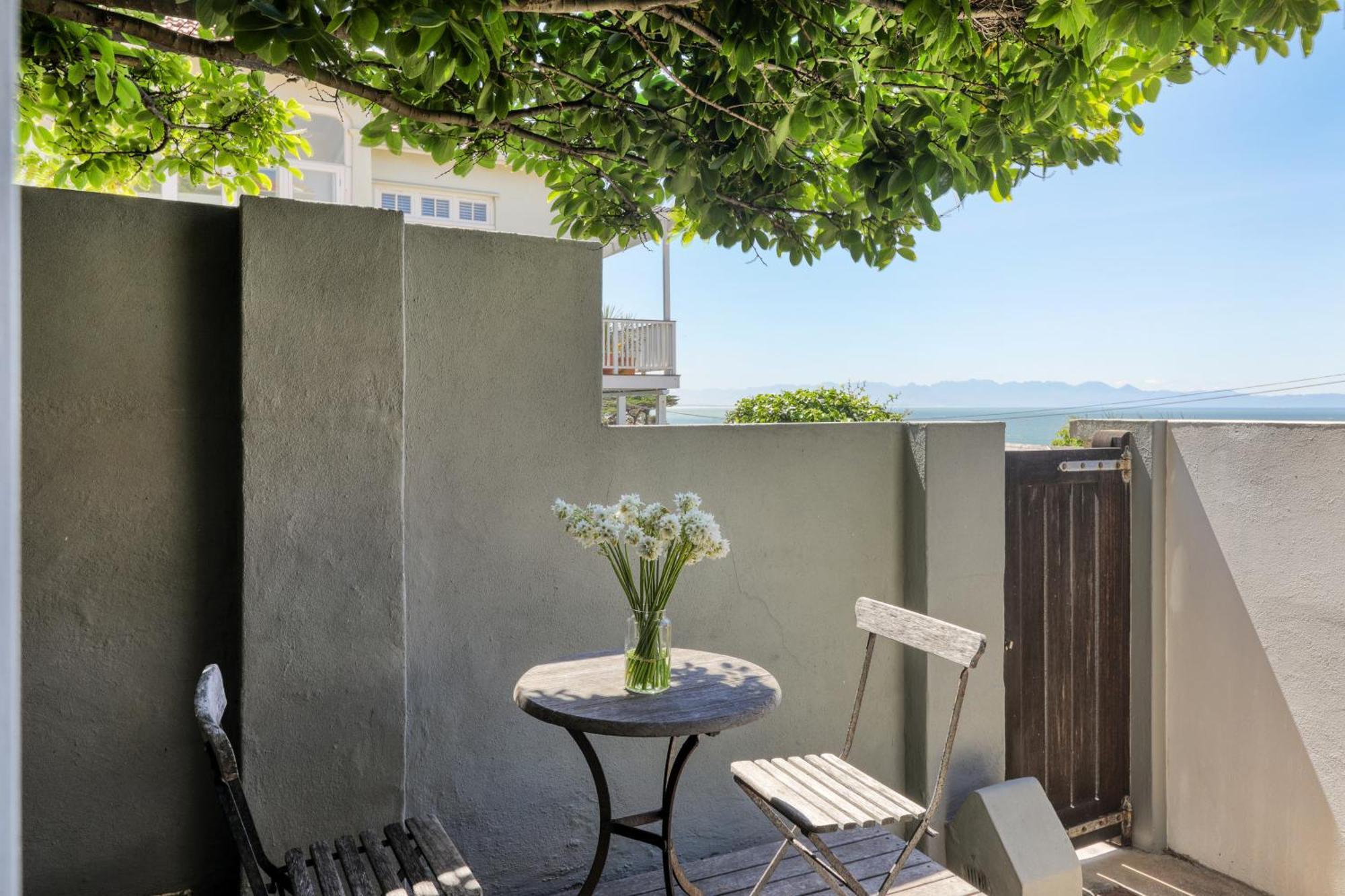 Behr Road Apartment With Sea View Patio Cape Town Exterior foto
